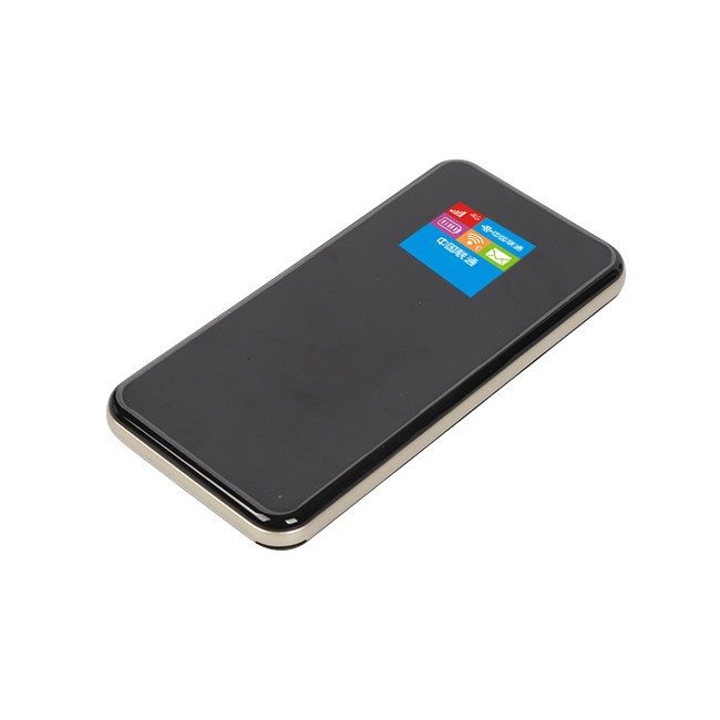 LCD displejs un barošanas bankas maršrutētājs